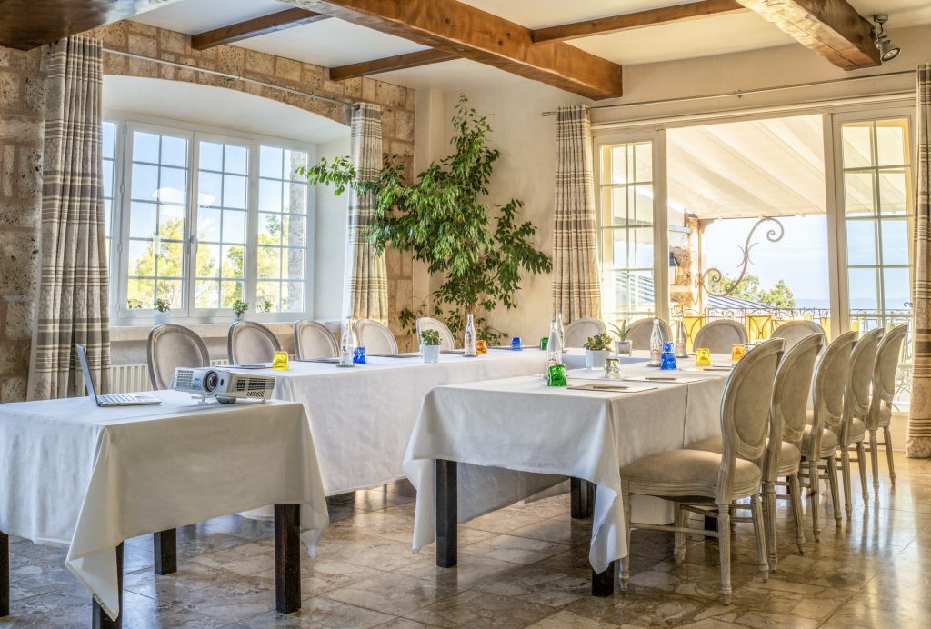 Salle de réunion à la Bastide de Tourtour avec vidéoprojecteur