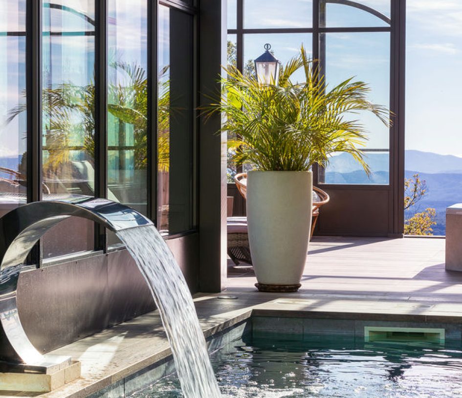 un jet d'eau tombant dans la piscine d'intérieur de la Bastide de tourtour, hotel spa dans le var